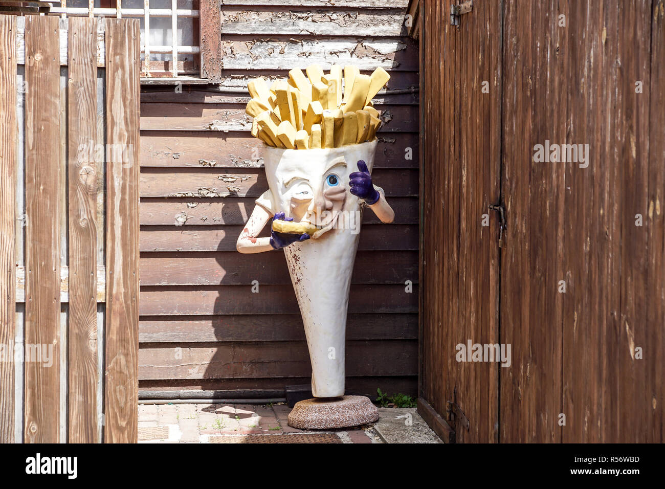 Mailand, Italien, 17. Juli 2018: ein verlassenes Statue, die Werbung für eine Pommes shop darstellt. Pommes frites Maskottchen sind die bevorzugten Beilage und sie Paar auf viele Hamburger Stockfoto