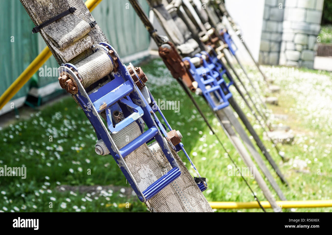Bild von einem Karabinerhaken mit einem Kletterseil Stockfoto
