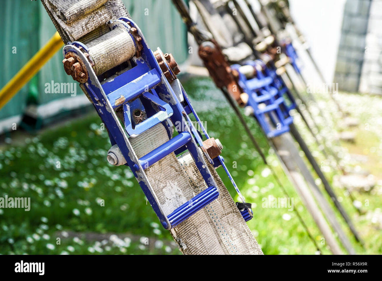 Bild von einem Karabinerhaken mit einem Kletterseil Stockfoto