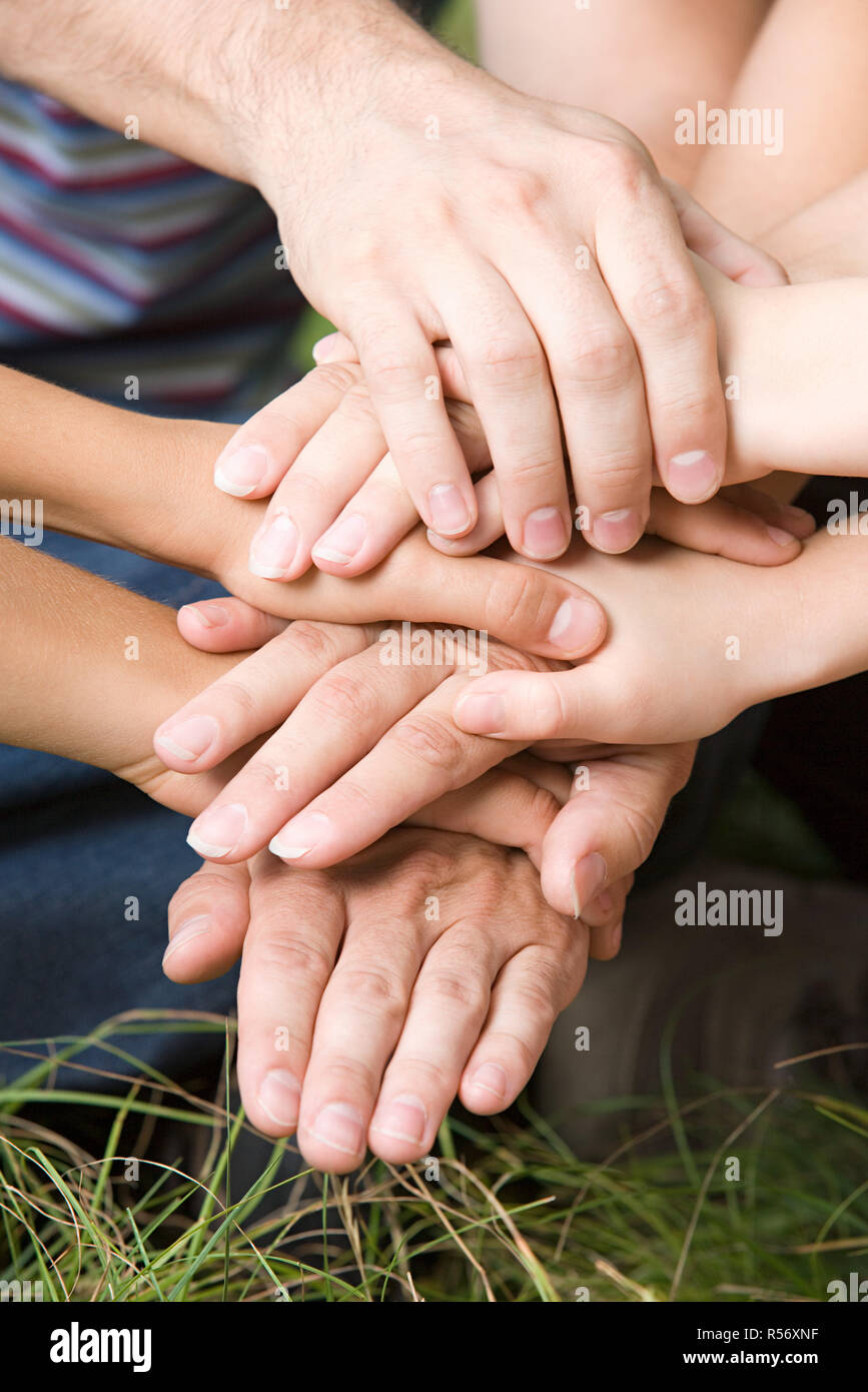 Familie setzen Sie ihre Hände zusammen Stockfoto