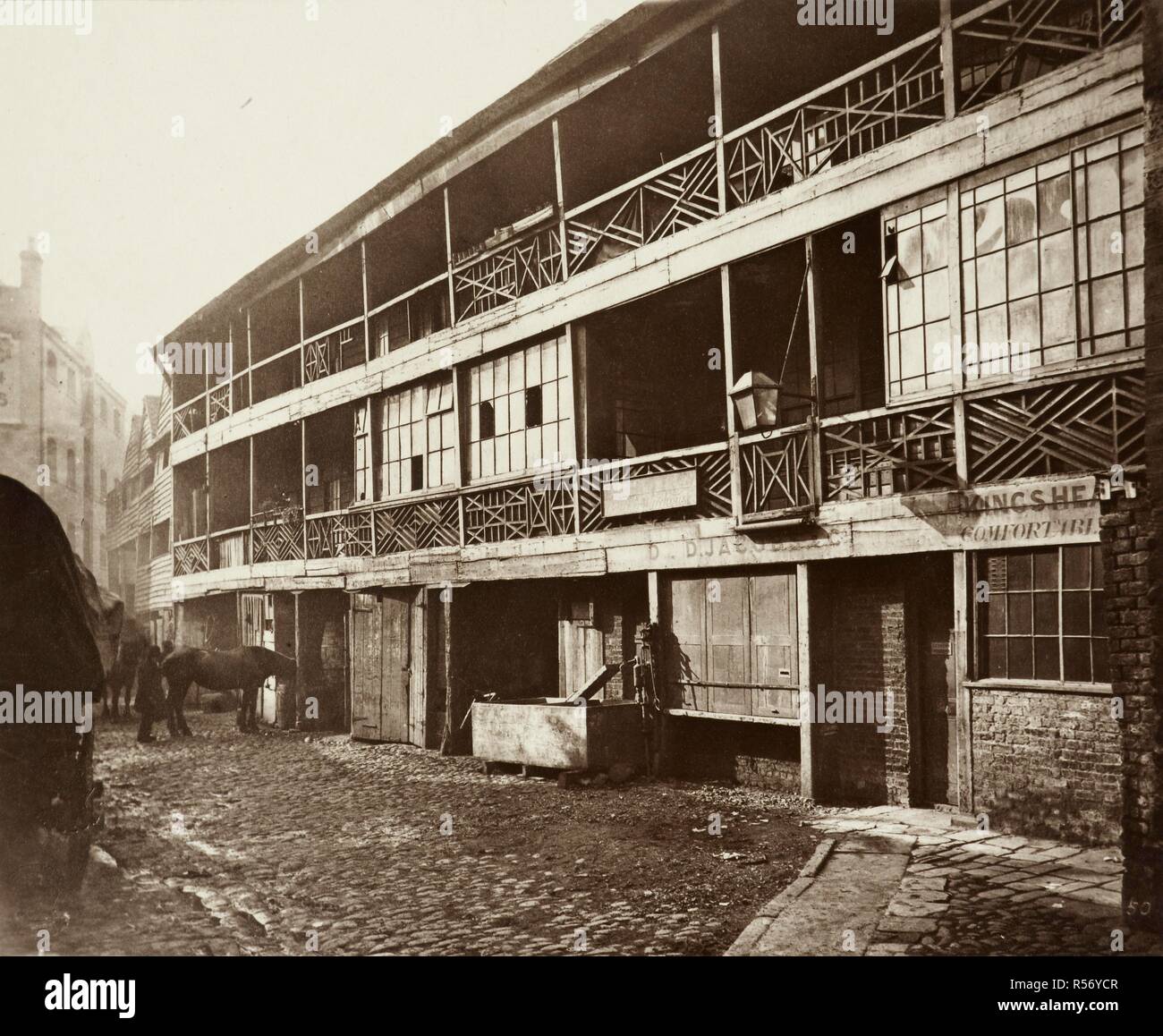 King's Head Inn Hof. Southwark. Hundert und zwanzig Platten mit Text, und Fünfzehn unveröffentlichte Platten. Gesellschaft für das Fotografieren von Reliquien des alten London. London, 1875. Quelle: Tab. 700 b3, Platte 50. Stockfoto