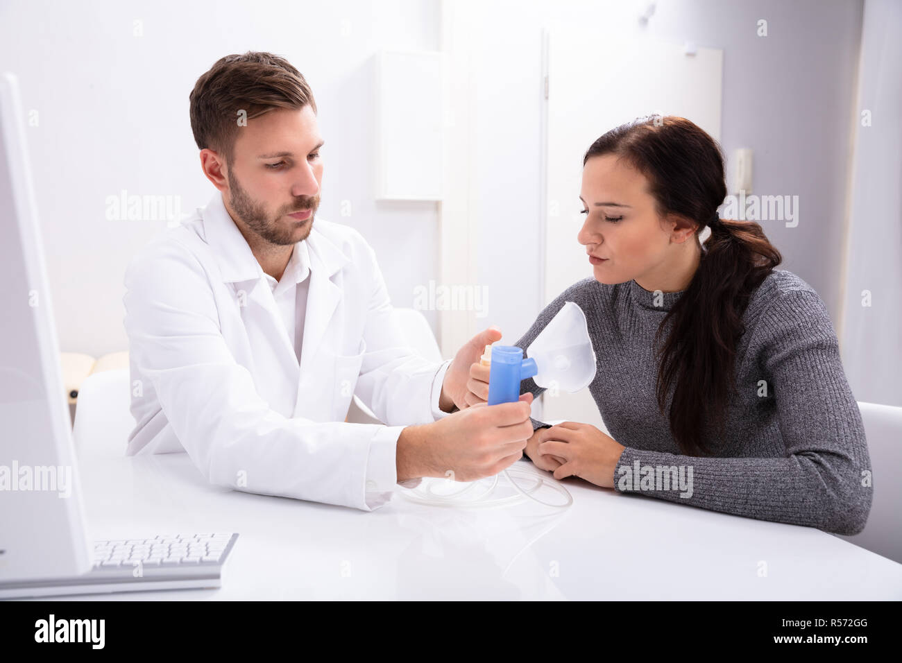 Junge Mannliche Arzt Informationen Uber Die Verwendung Von Sauerstoff Maske Zu Frau In Klinik Stockfotografie Alamy
