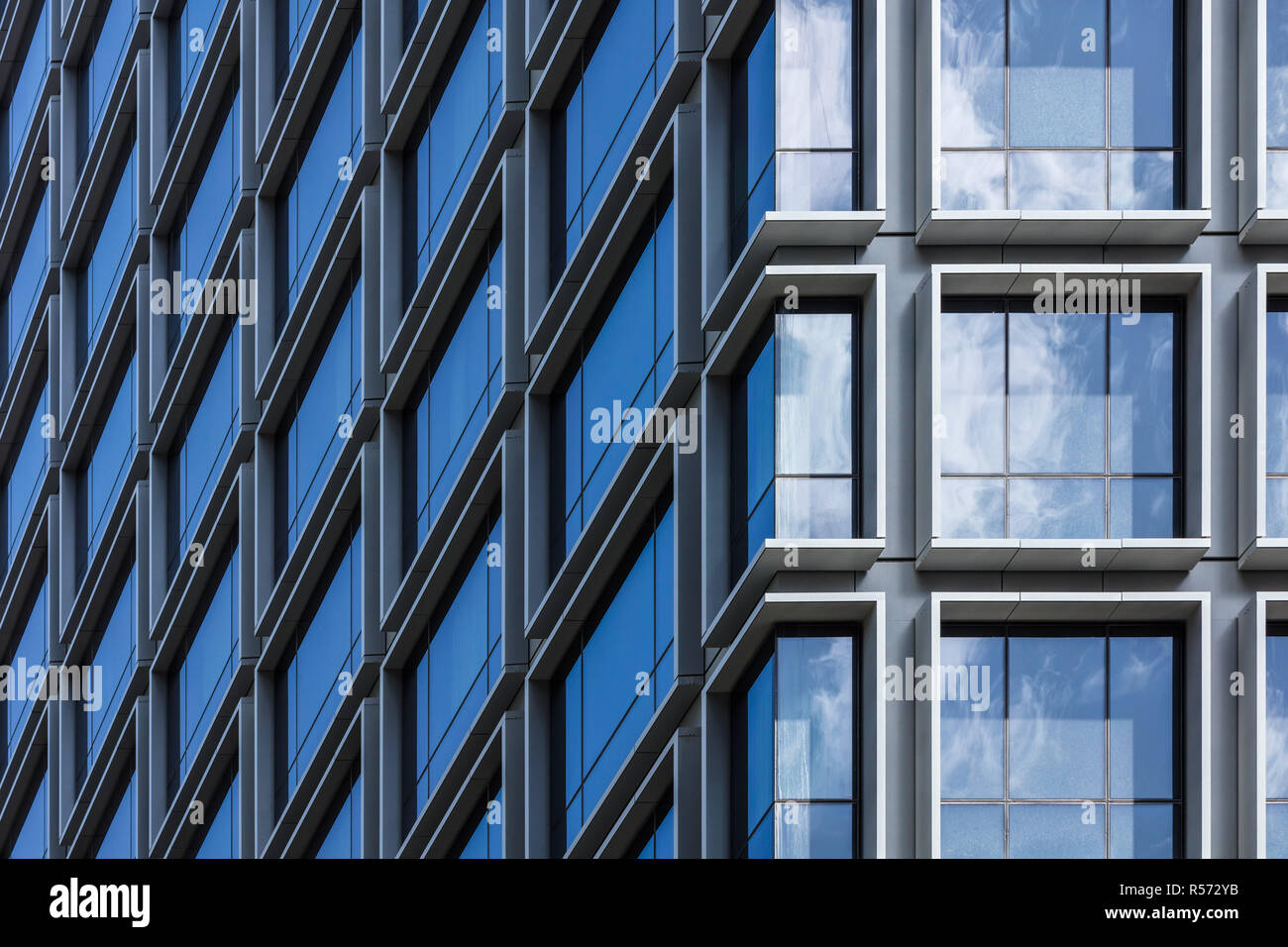 Eine abstrakte Muster der quadratischen Fenstern auf einem Residential Tower Block Stockfoto