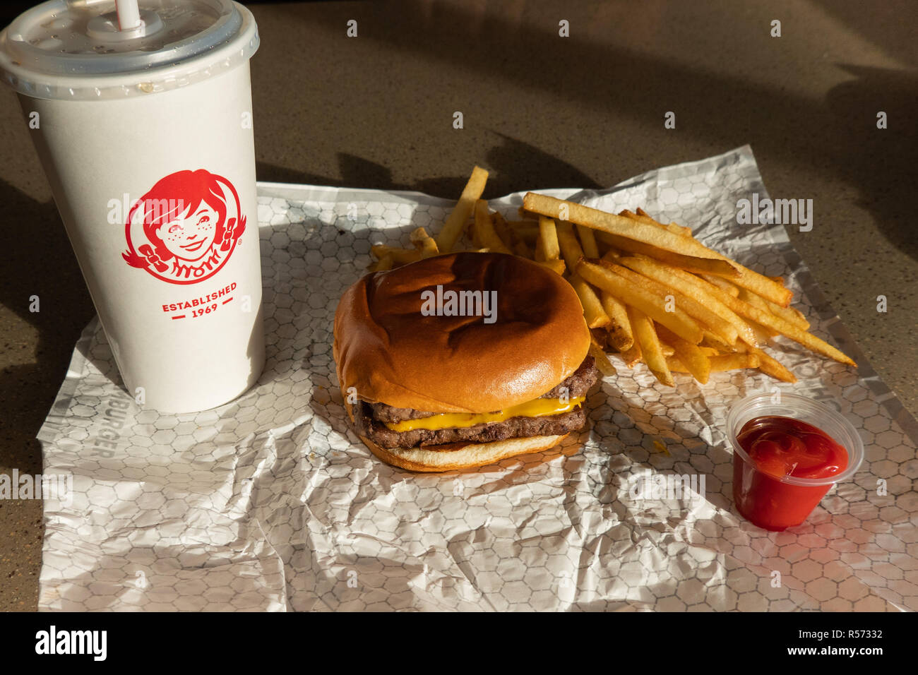 Ein Wendy's Dave's Double cheeseburger Combo, bestehend aus einem doppelten Cheeseburger, Pommes frites und einem Getränk an ihrem Standort in Amsterdam, NY, USA Stockfoto