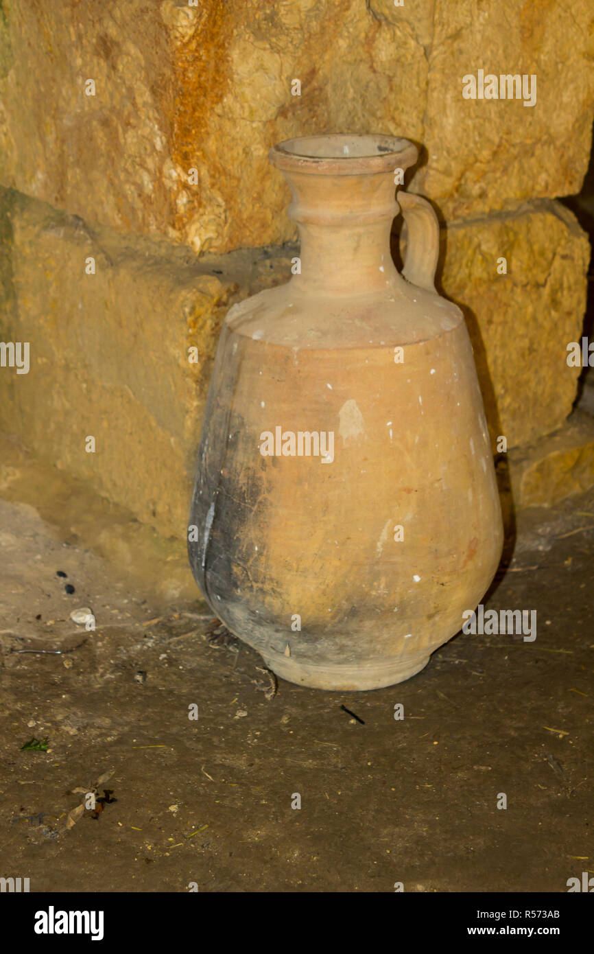 Eine Reproduktion gebranntem Ton wasser Topf in Living History Museum von Nazareth Village in Israel. Ähnlich wie bei der Art des Wassers Topf, die verwendet wurden, würde Stockfoto