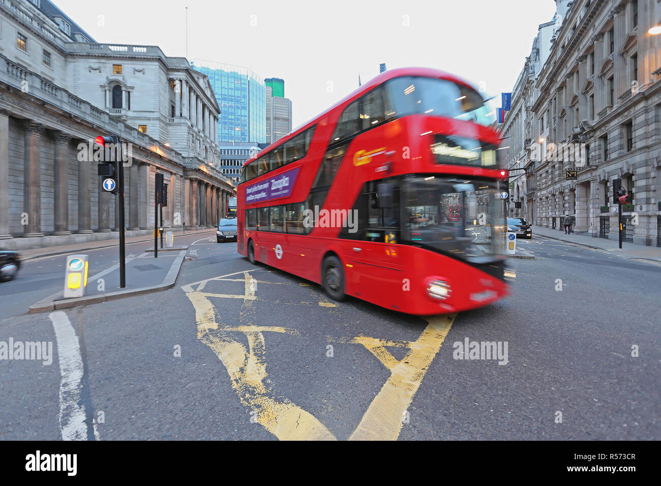 LONDON, Großbritannien - 23 November: Der neue Bus nach London in Motion am 23. NOVEMBER 2013. Neuen Routemaster Bus verschwommene Bewegung in London, United Kin Stockfoto