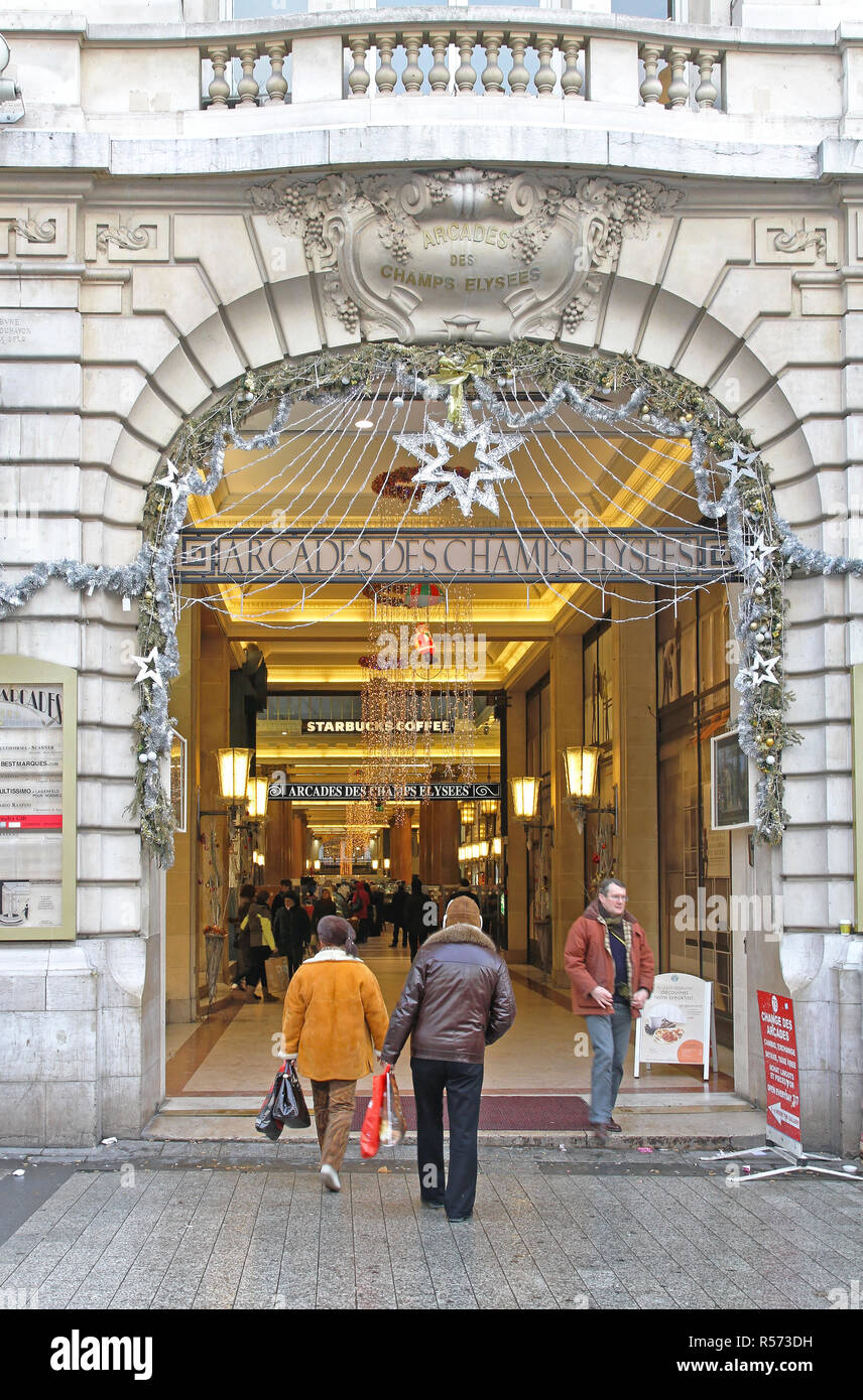 PARIS, Frankreich - Januar 07: Arkaden des Champs Elysees in Paris am Januar 07, 2010. Menschen zu Fuß im Einkaufszentrum Passage in Paris, Frankreich. Stockfoto