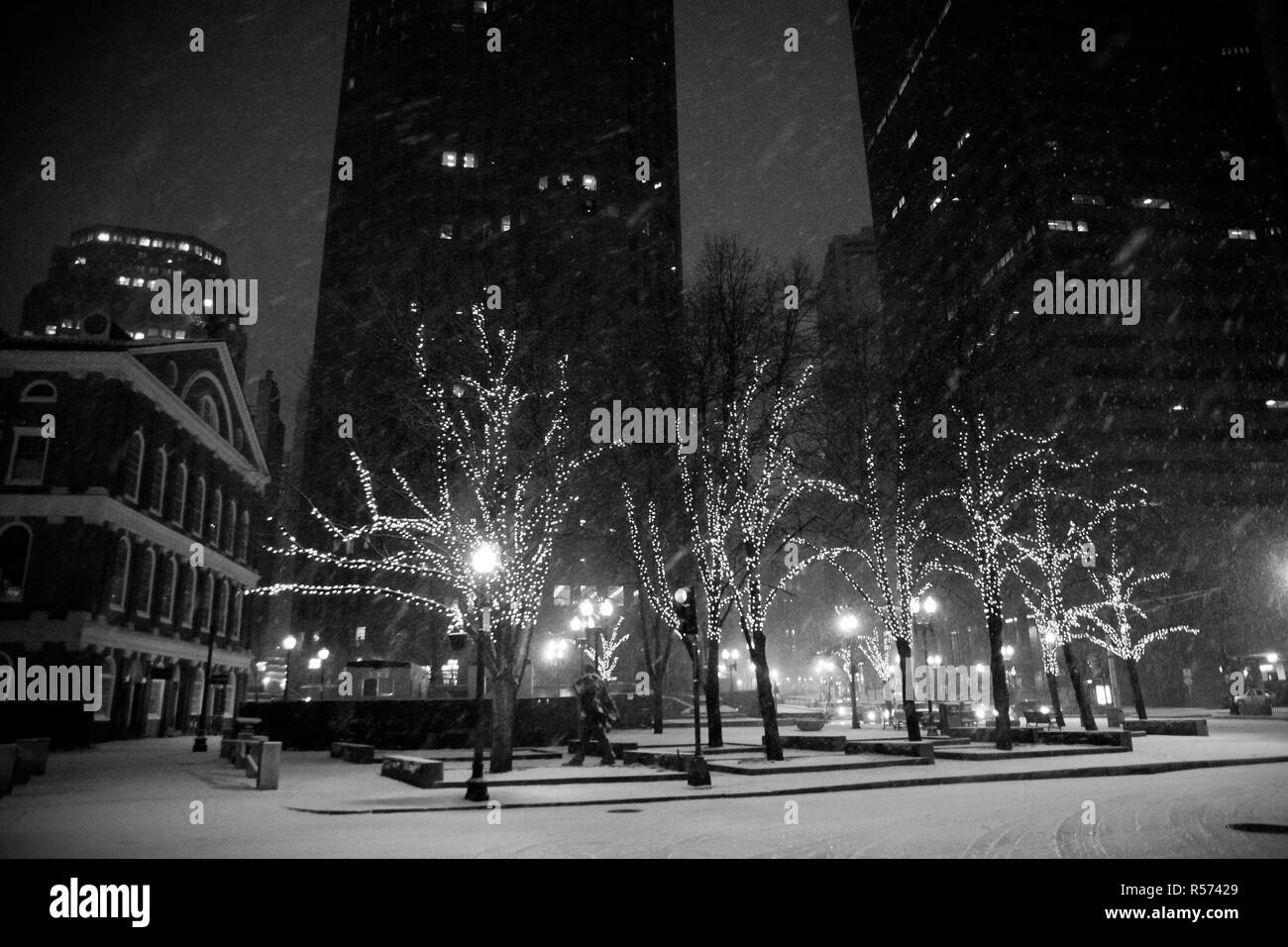 Boston, Massachusett - Januar 16, 2012: Nacht der Schneefall in der Stadt, die Straßen bedeckt mit Schnee und Eis. Stockfoto