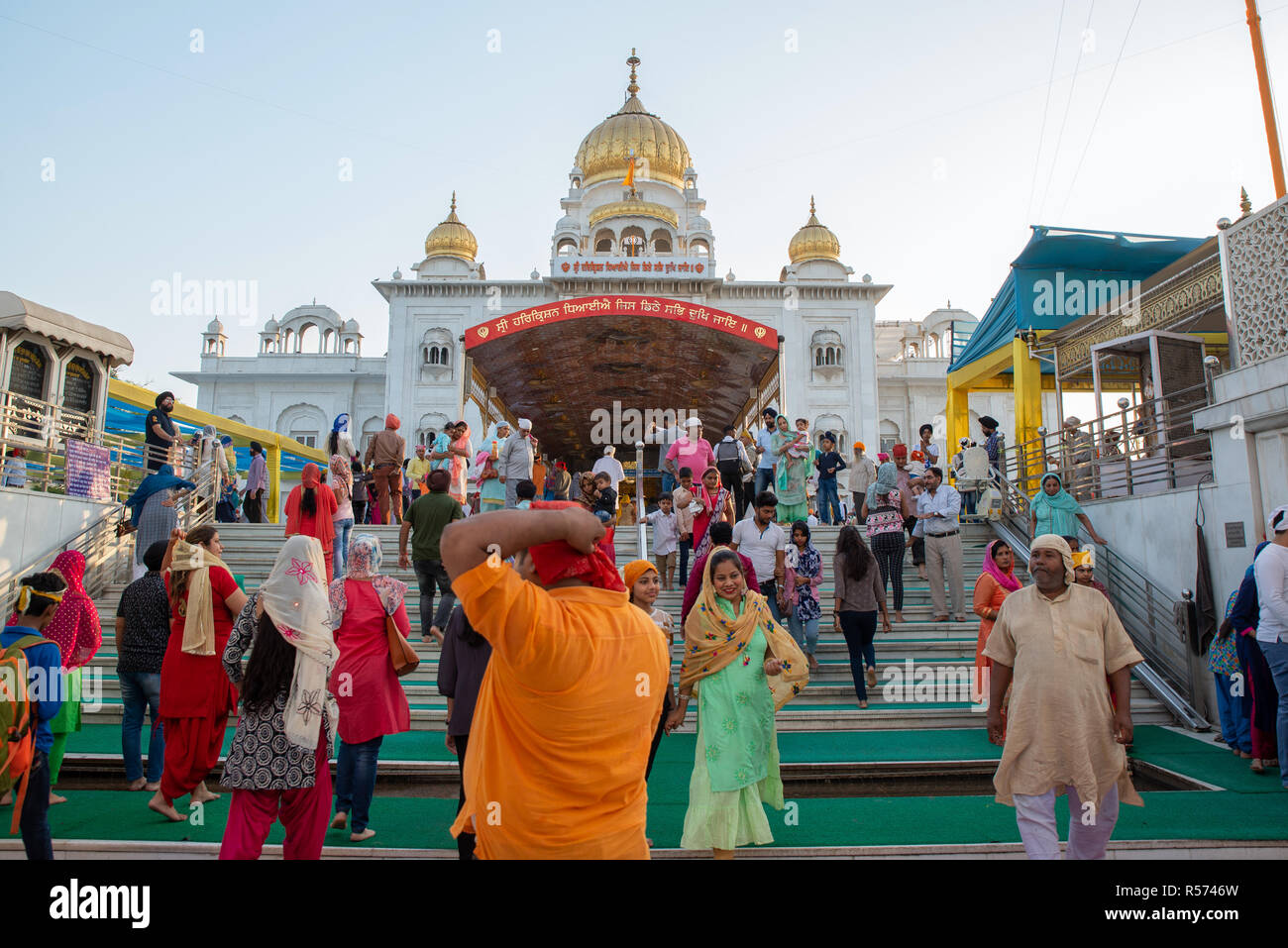 Die Gläubigen an der Gurudwara Bangla Sahib Sikh Haus der Anbetung, Delhi, Indien Stockfoto