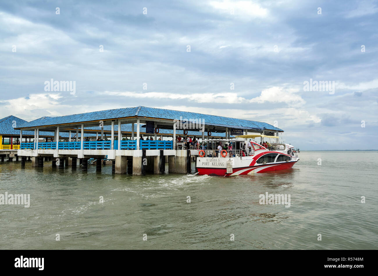 Bagan Sungai Lima Insel, Malaysia - 30. Dezember 2017: Der Steg von Kampung Bagan Sungai Lima, eine authentische chinesische Fischerdorf, Malaysia. - Stockfoto