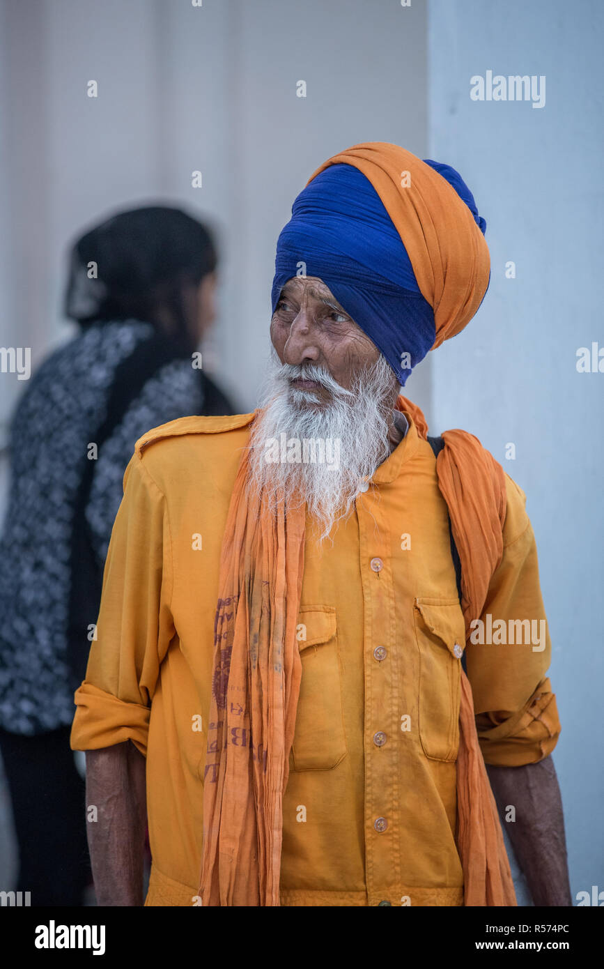Eine Akali-Nihung Krieger an der Gurudwara Bangla Sahib Sikh Haus der Anbetung, Delhi, Indien Stockfoto