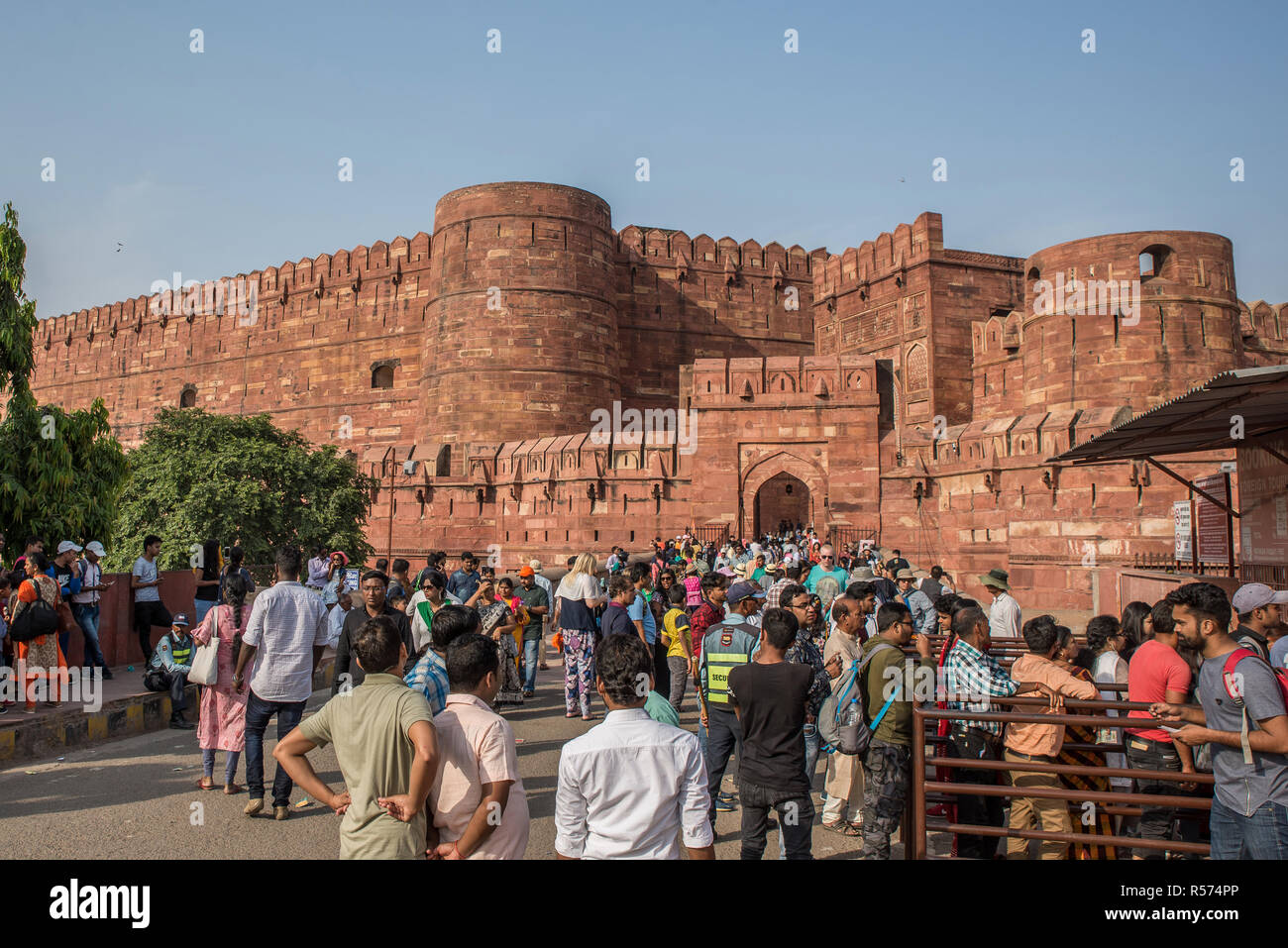 Touristen in Amar Singh Eingangstor des Agra Fort, Uttar Pradesh, Indien Stockfoto
