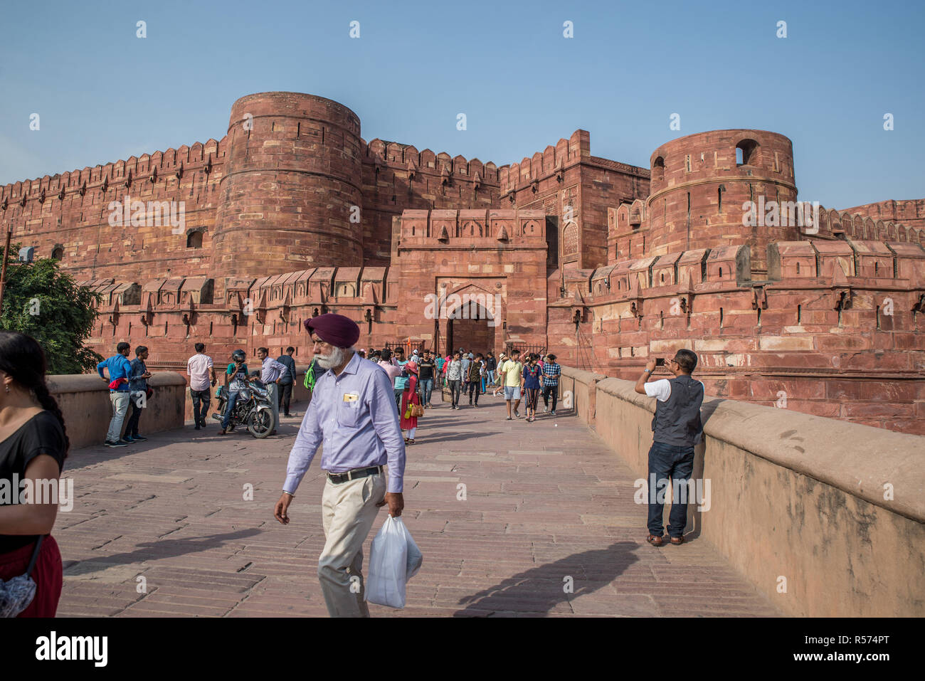 Touristen in Amar Singh Eingangstor des Agra Fort, Uttar Pradesh, Indien Stockfoto