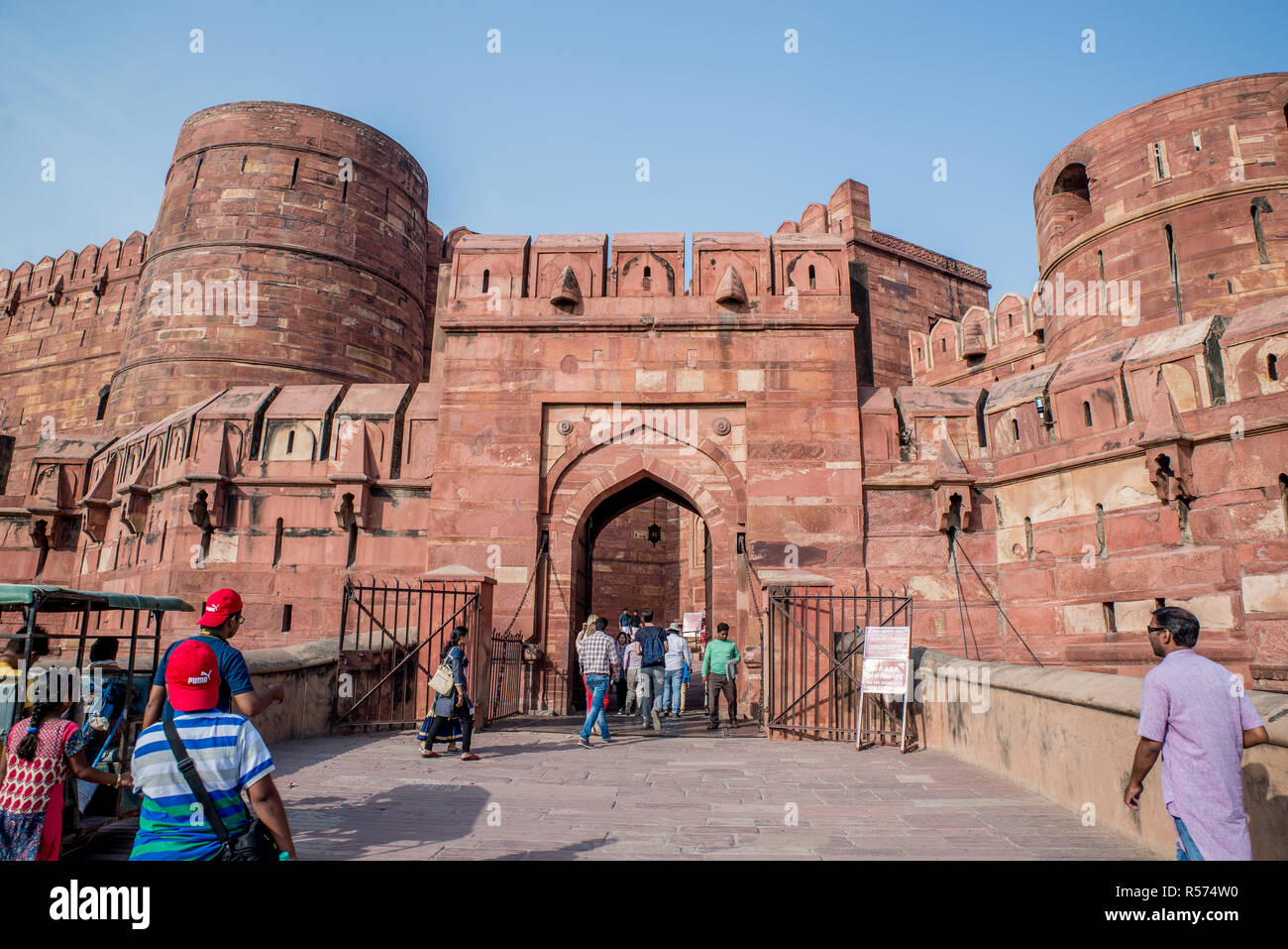 Touristen in Amar Singh Eingangstor des Agra Fort, Uttar Pradesh, Indien Stockfoto