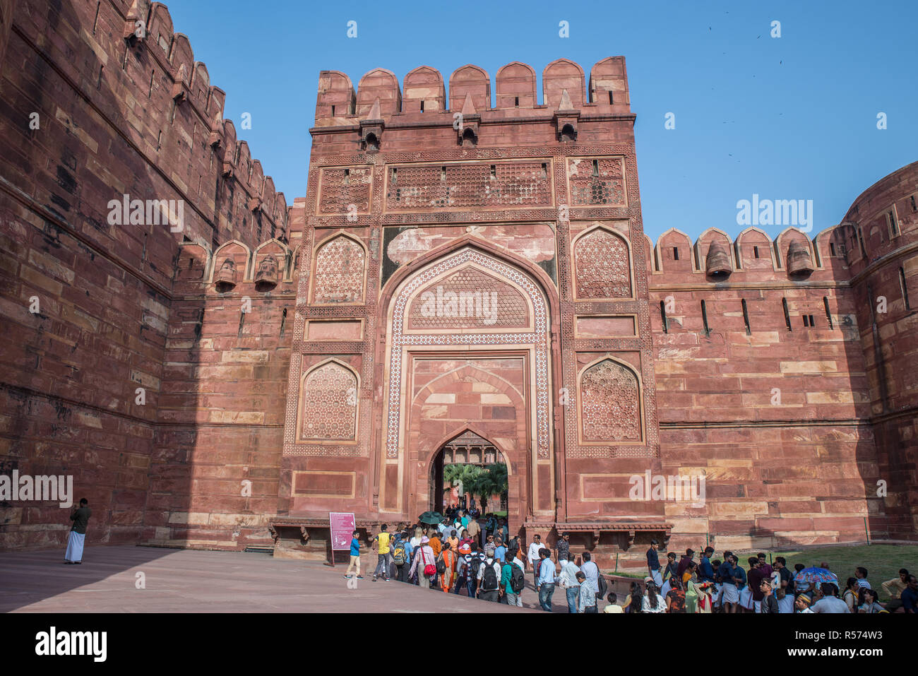 Touristen in Amar Singh Eingangstor des Agra Fort, Uttar Pradesh, Indien Stockfoto