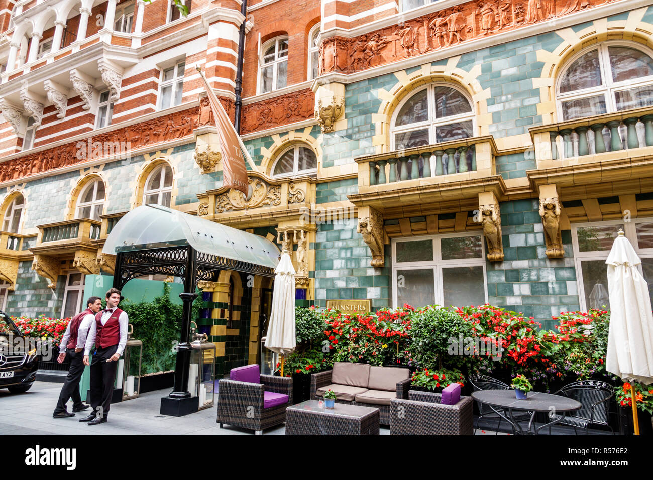 London England, Großbritannien, Westminster, St. James Court Taj, Luxushotel, Stadthaus des Minster, außen, Innenhof mit Garten, Parkservice, Uniform, Fliege, Mann Männer männlich, Arbeiter, Stockfoto