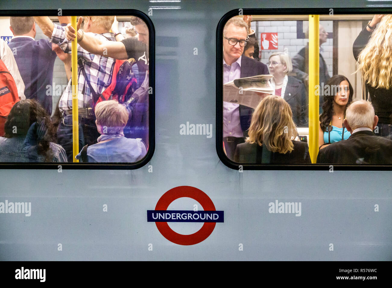 London England, Großbritannien, Westminster, St. James's Park U-Bahn Station Zug U-Bahn, U-Bahn-Plattform, überfüllten Zug, Pendler Passagiere Reiter, Mann Männer m Stockfoto
