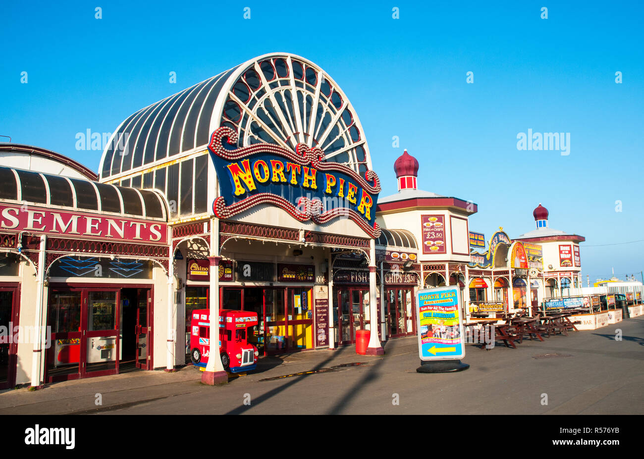 Die Fassade der North Pier in Blackpool England UK die Pier im Jahre 1860 war s Harry Corbett der ursprünglichen Rußigen Marionette auf dem Pier in 1948 gekauft. Stockfoto