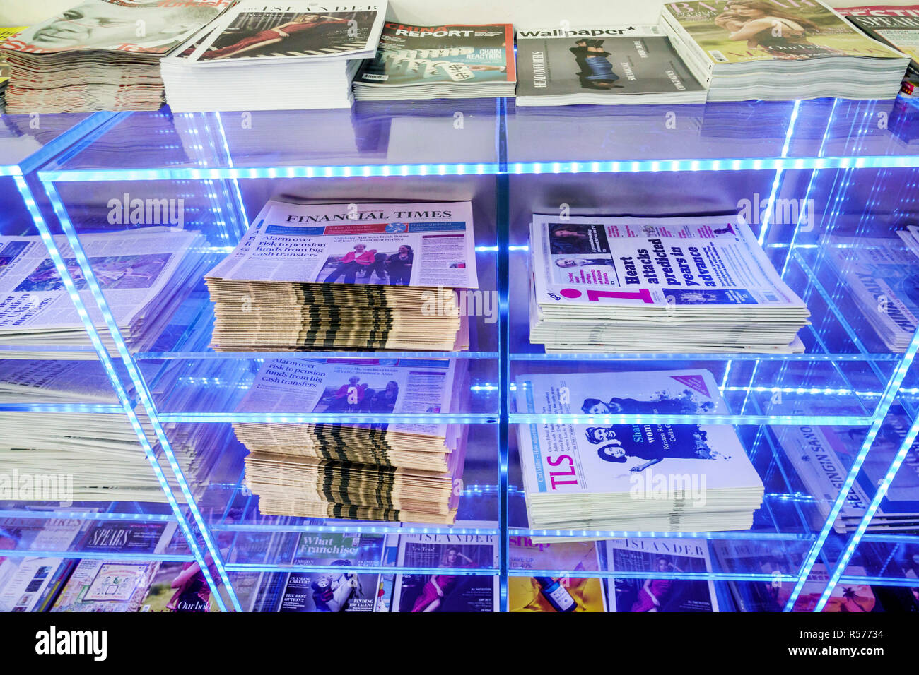 London England, Großbritannien, Longford, Heathrow Airport LHR Terminal, British Airways Arrivals Lounge, Zeitschriftenständer, kostenlose Zeitungen, erstklassiger Business-Passagier Stockfoto