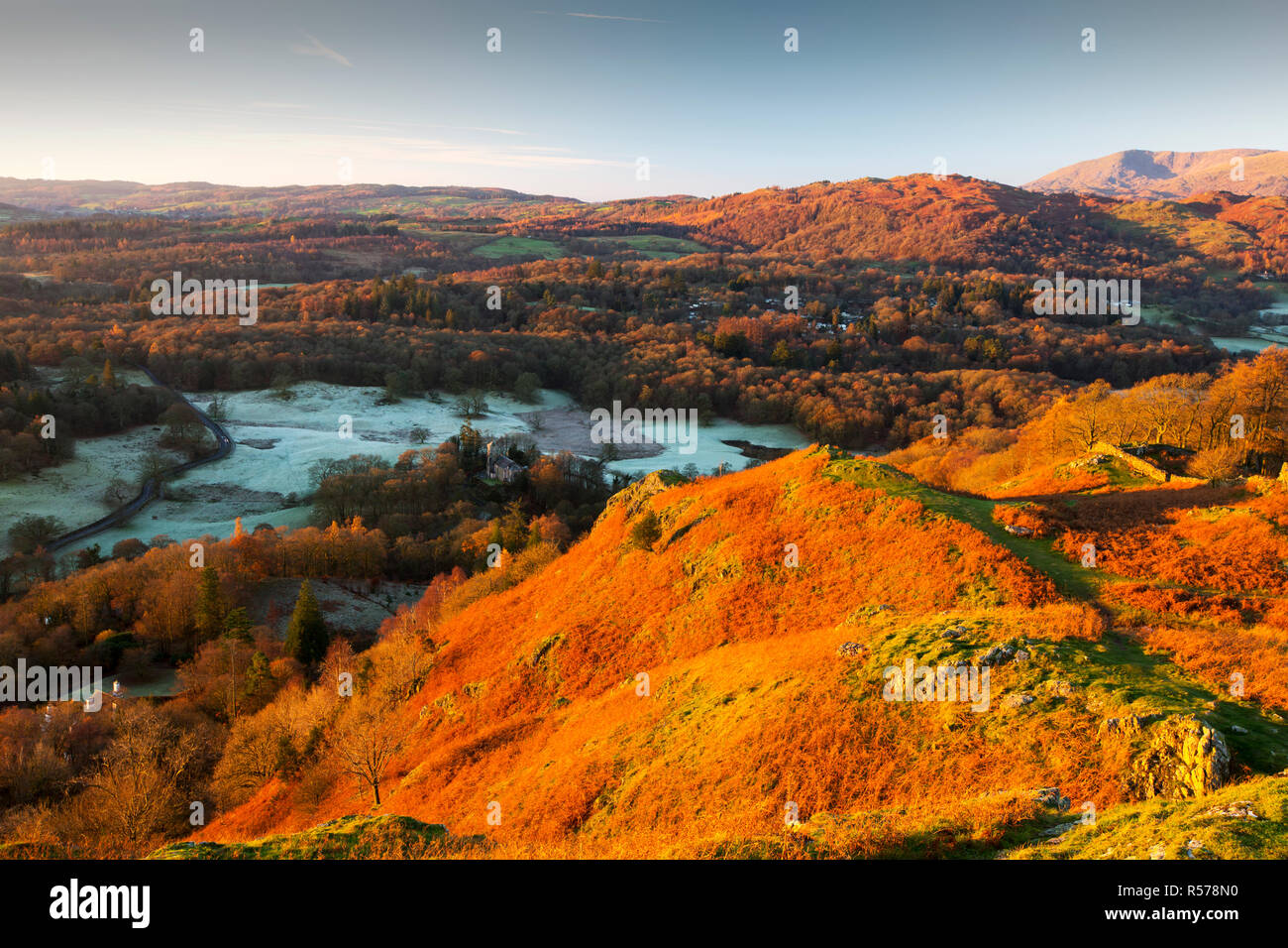 Dawn von Todd Crag, Loughrigg, über Ambleside im Lake District, UK, auf Brathay Kirche, Schwarz fiel und Coniston Old Man. Stockfoto