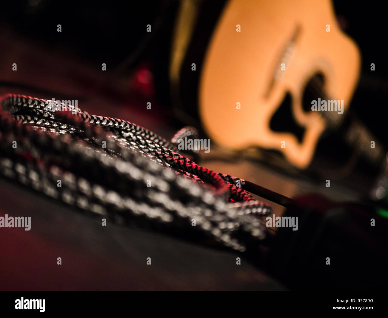 Nahaufnahme einer akustischen Gitarre auf einer Bühne an einem Open Mic Abend Stockfoto