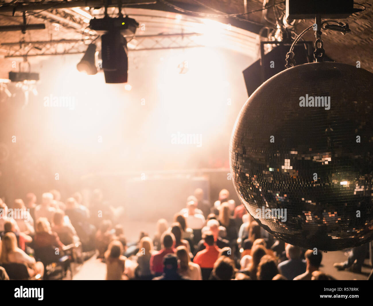 Mirror Ball hängen von der Decke mit Masse verschwommen im Hintergrund, überfüllten Veranstaltungsort, Leuchten Stockfoto