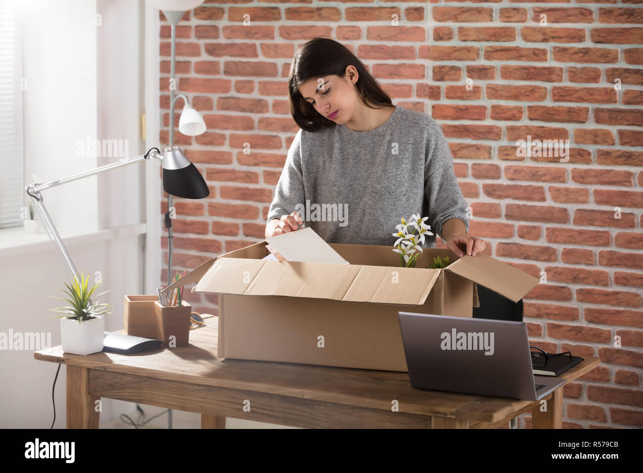 Feuerte Business Woman packen Ihre Sachen Stockfoto