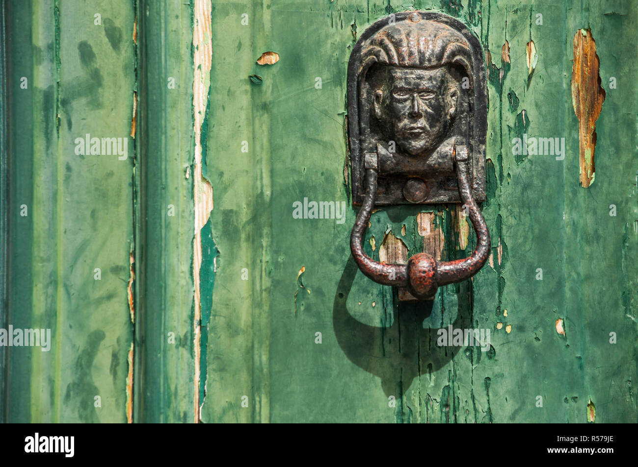 Dekorative menschlichen Kopf Türknopf. Messing Türklopfer Stockfoto