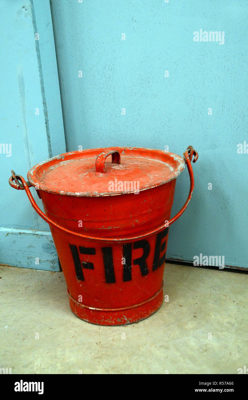 Vintage red industriellen Feuer Metall Eimer. Stockfoto