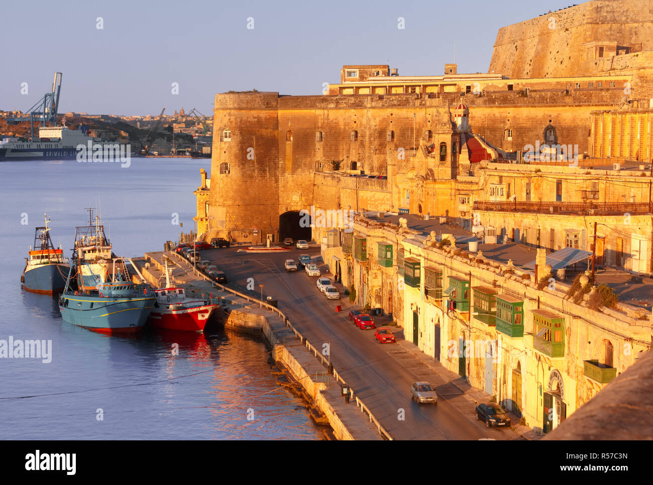 Alte Befestigungsanlagen von Valletta in der Morgendämmerung. Malta. Stockfoto