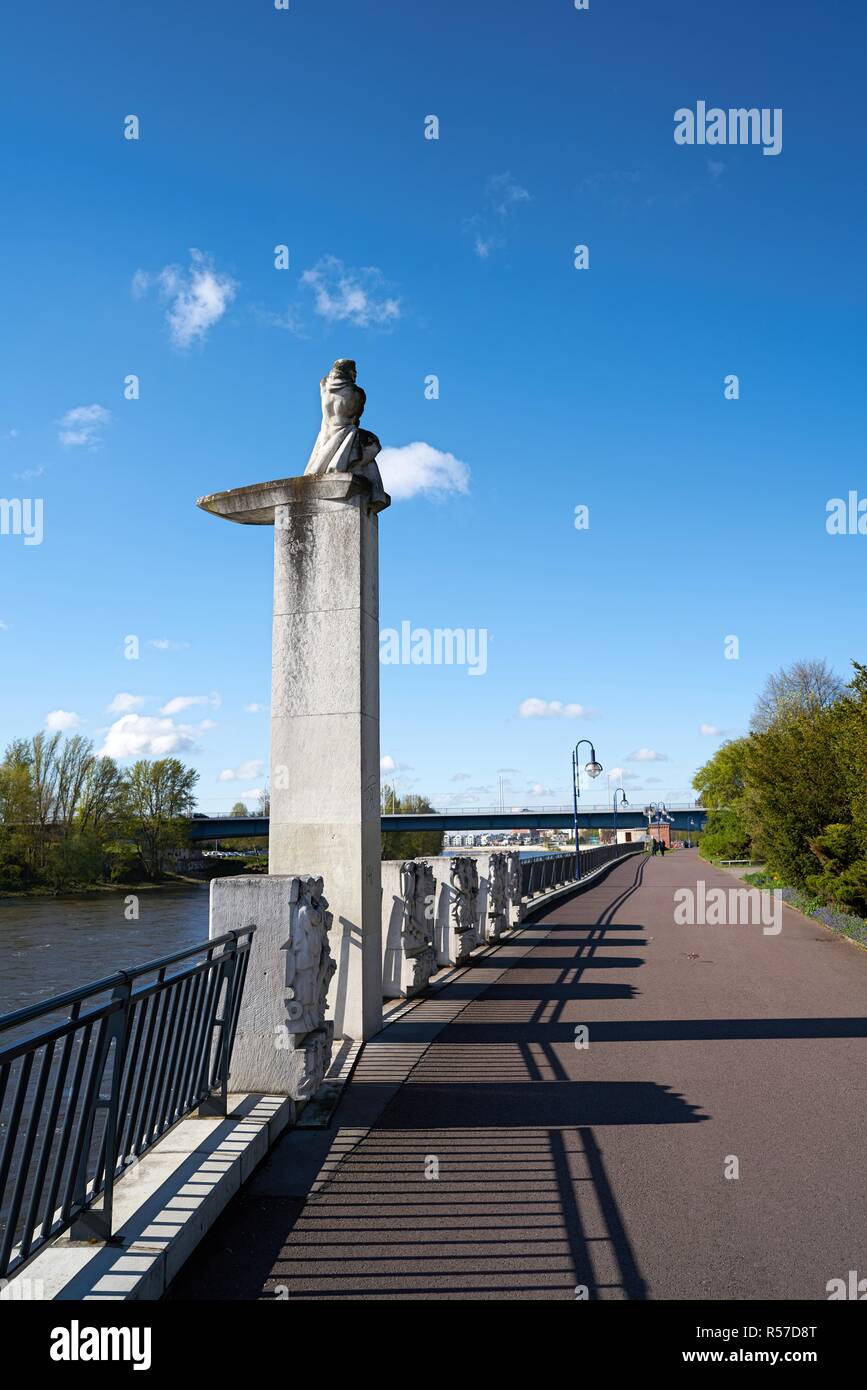 Promenade am Ufer der Elbe in Magdeburg. Stockfoto