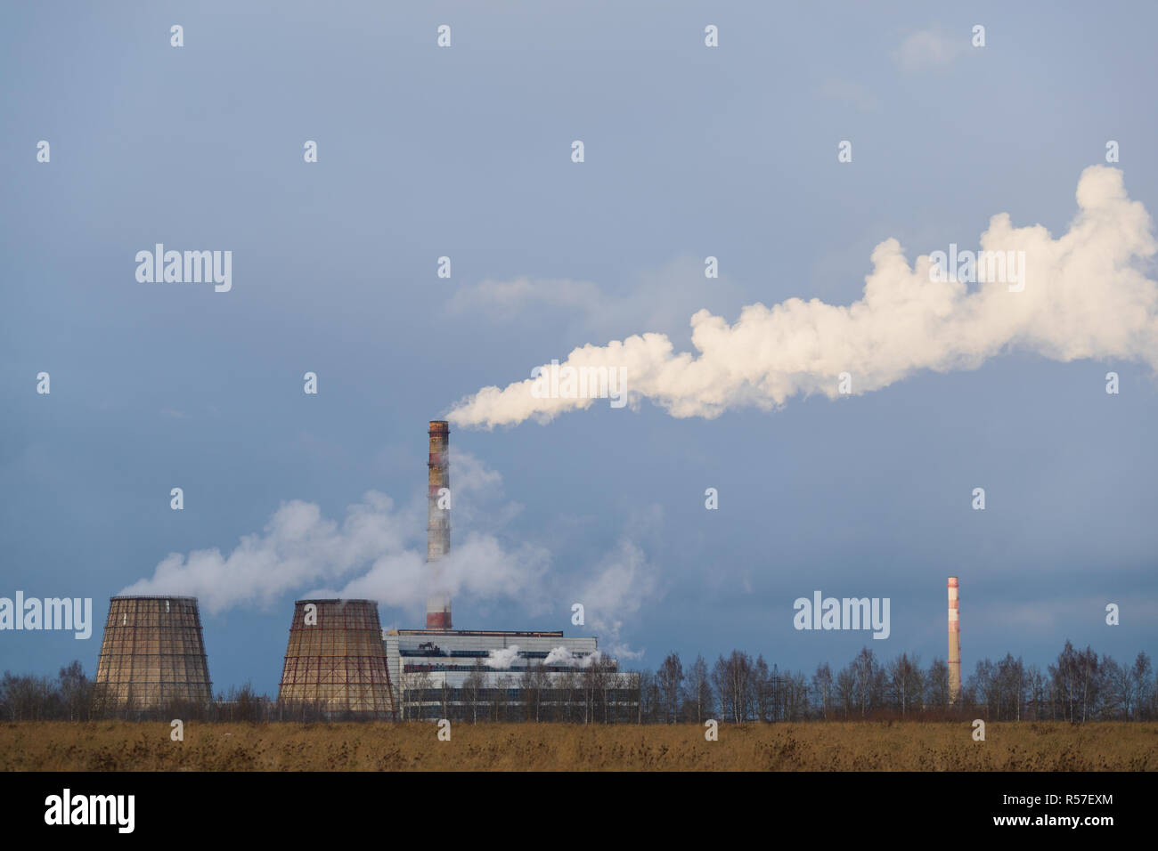 Power Industry. Blockheizkraftwerk. Industrielle Landschaft. Leitungen des Power Station Rauch auf dem Hintergrund der bewölkten Himmel Stockfoto