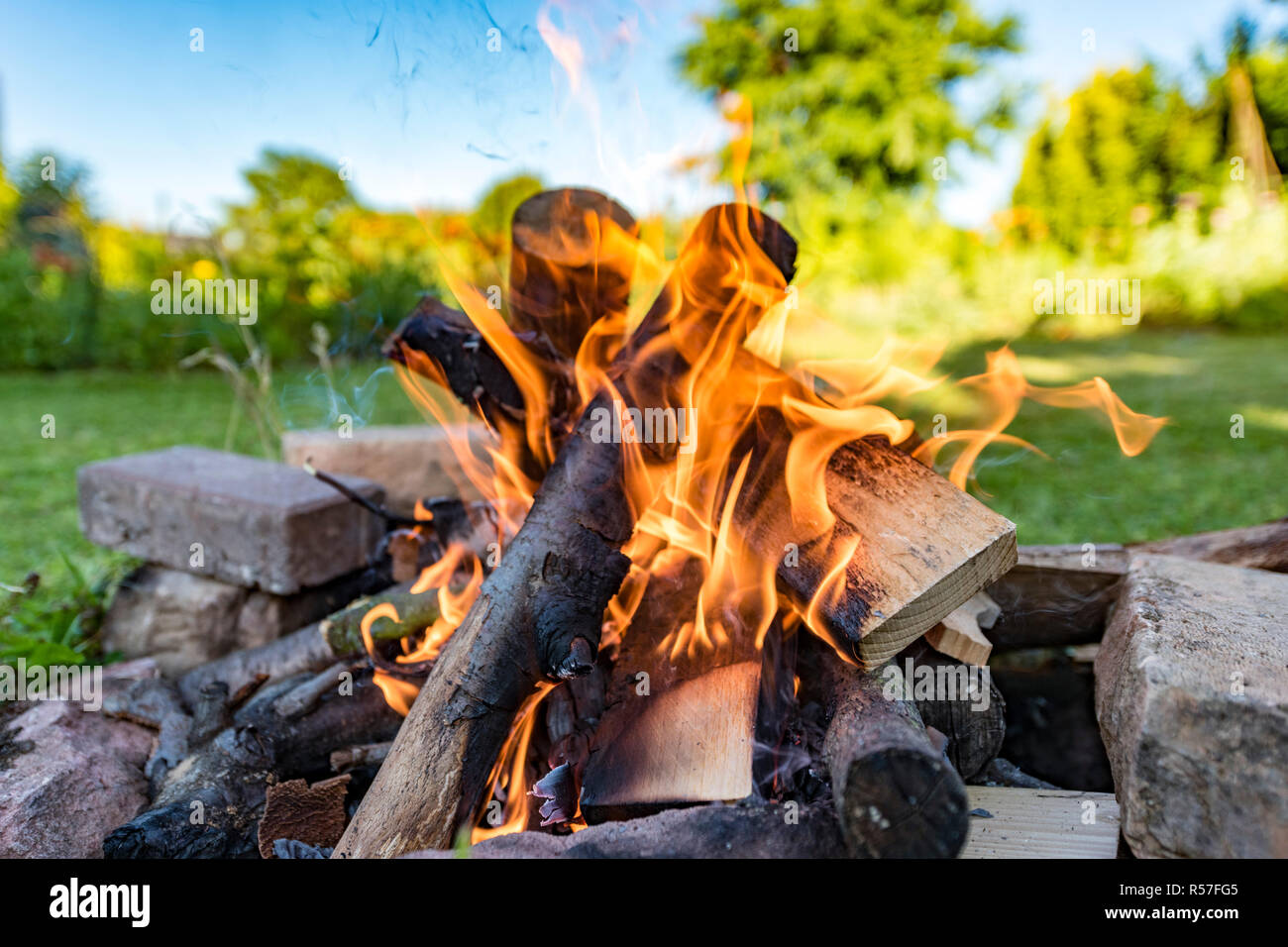 Lagerfeuer in einem Stein bedeckt Hearth Stockfoto