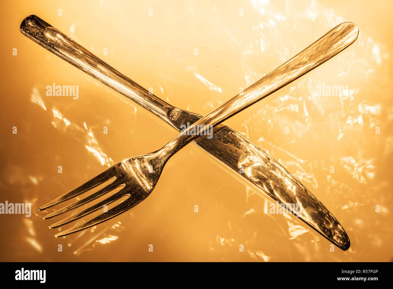 Gabel, Löffel und Messer mit Spiegelungen und Lichteffekte Stockfoto