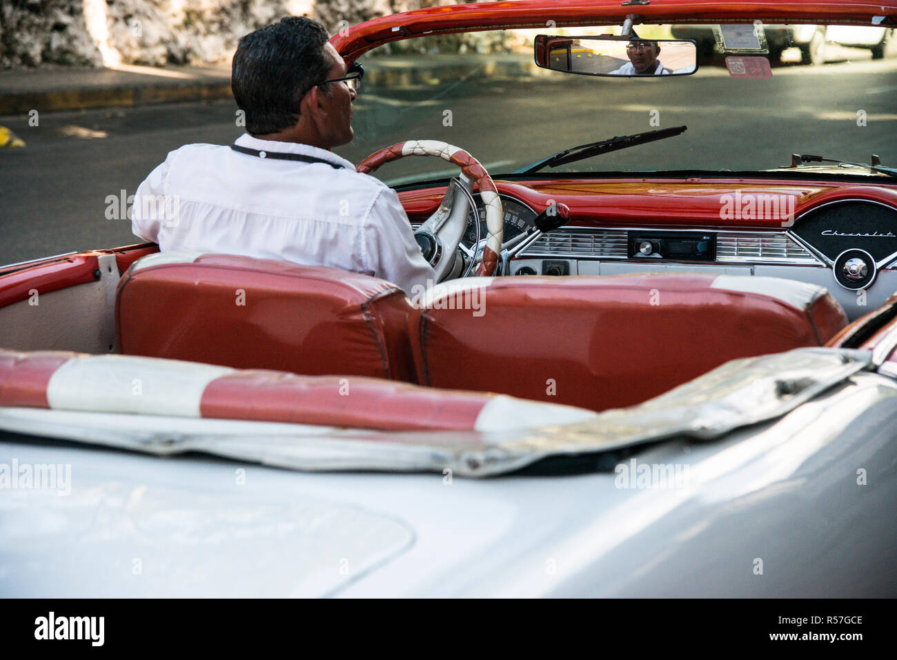 Antrieb innerhalb 1955 Chevy Bel Air Convertible in Havanna, Kuba. Stockfoto