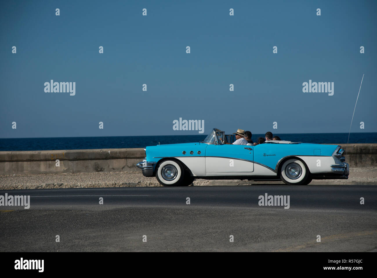 Buick Special Cabrio fahren 1956 Malecón Straße am Meer entlang. Stockfoto