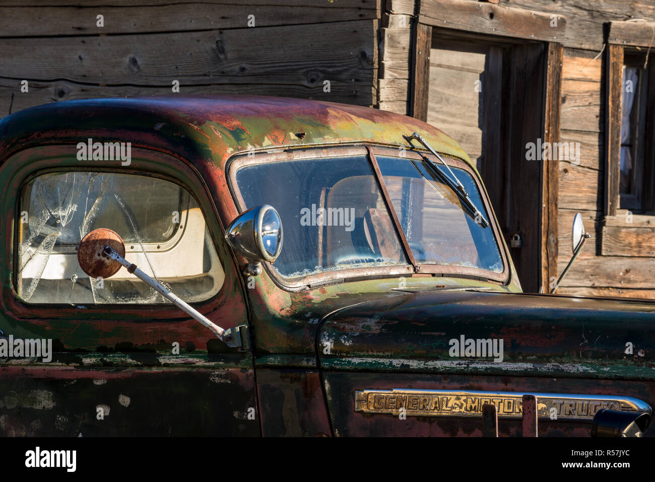 Alte Lkw in der historischen Altstadt Molson, Washington. Stockfoto