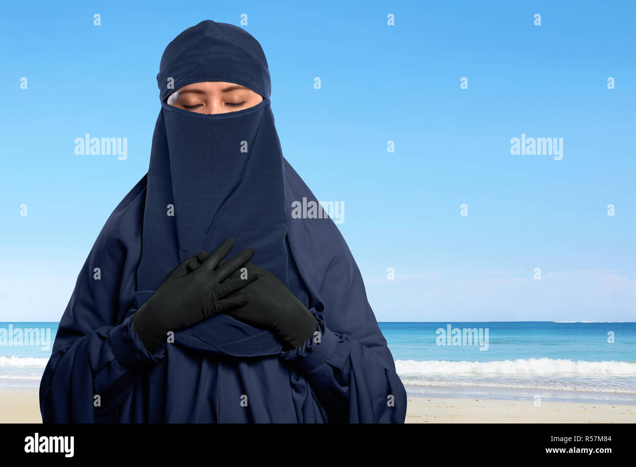 Muslimische Frau Im Ozean Mit Traditioneller Kleidung Fotos Und Bildmaterial In Hoher
