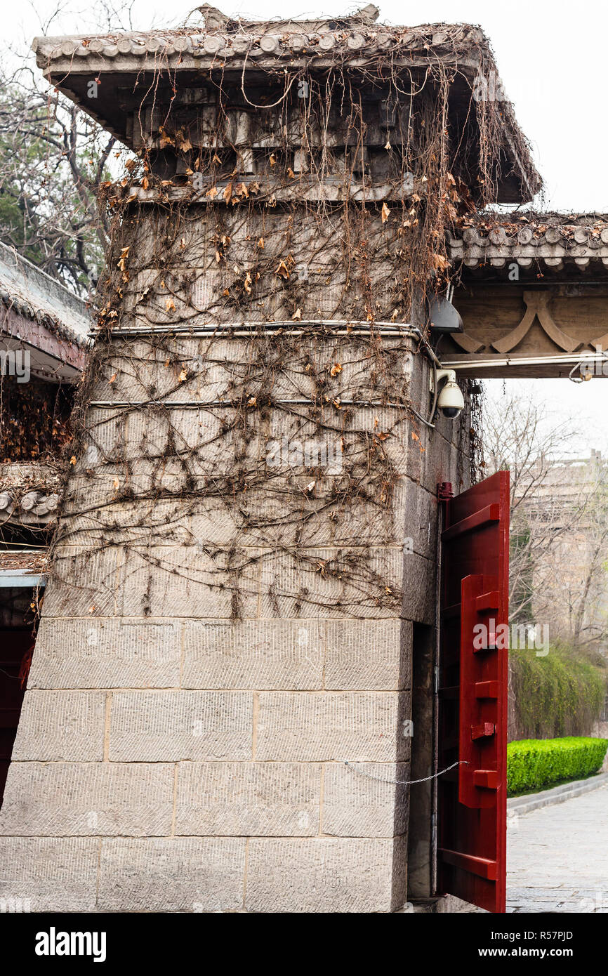 Tor auf Böschung Yi River zu Longmen Grotten Stockfoto