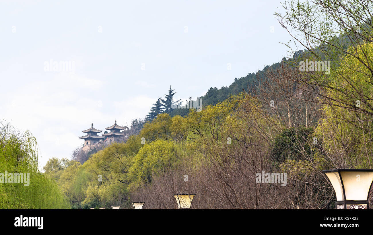 Türme der Tempel in grünen Garten Stockfoto