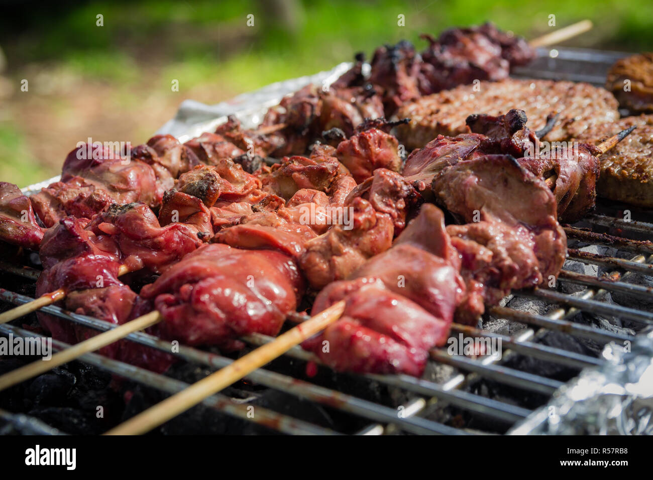 Verschiedene Arten von Fleisch auf dem Grill zubereitet Stockfoto
