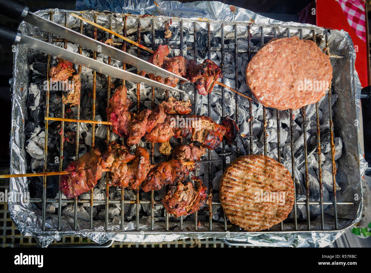 Verschiedene Arten von Fleisch auf dem Grill zubereitet Stockfoto