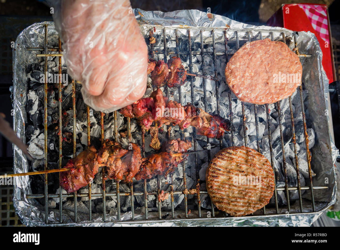 Verschiedene Arten von Fleisch auf dem Grill zubereitet Stockfoto