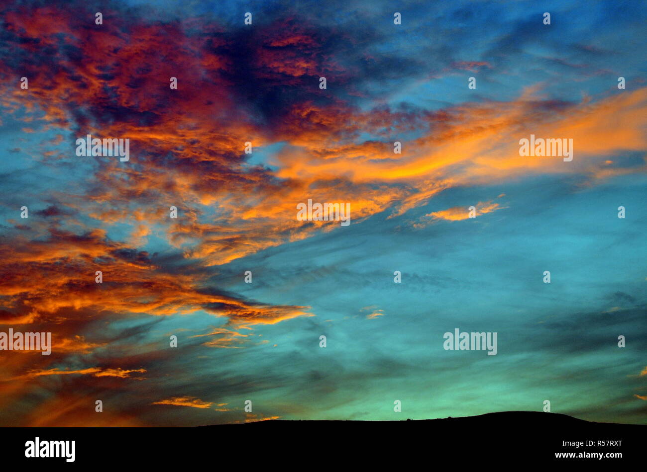 Malerische, bunte Abend Himmel mit Schleier Wolken über dem Meer von u 200 bu 200 bgalilee Stockfoto