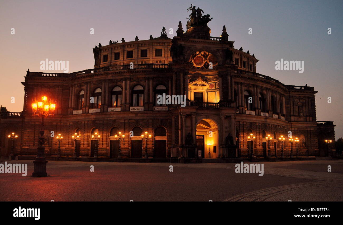 Semper Oper in nächtlicher Beleuchtung Stockfoto