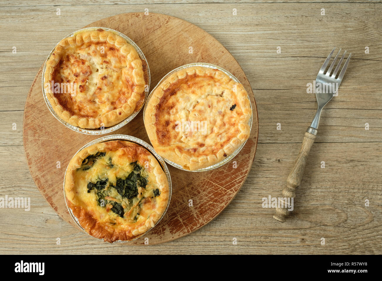 Französische Spezialität quiche auf ein Brett aus Holz Stockfoto