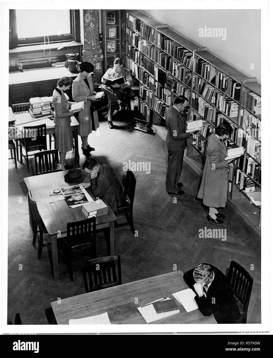 1950 - die Menschen in der Bibliothek Stockfoto