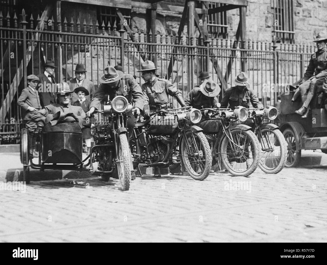 Motorrad Männer der 71st regt. Inf., New York, N. G., vor ihrem Armory in New York. 1917 Stockfoto