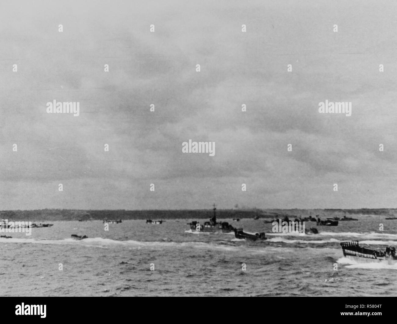 [ORIGINAL CAPTION] Landing Craft aller Größen Ansatz Omaha Beach mit Angriff Truppen, bestehend aus der ersten Welle Fuß auf französischen Boden gesetzt. Normandie Juni 6,1944 Stockfoto