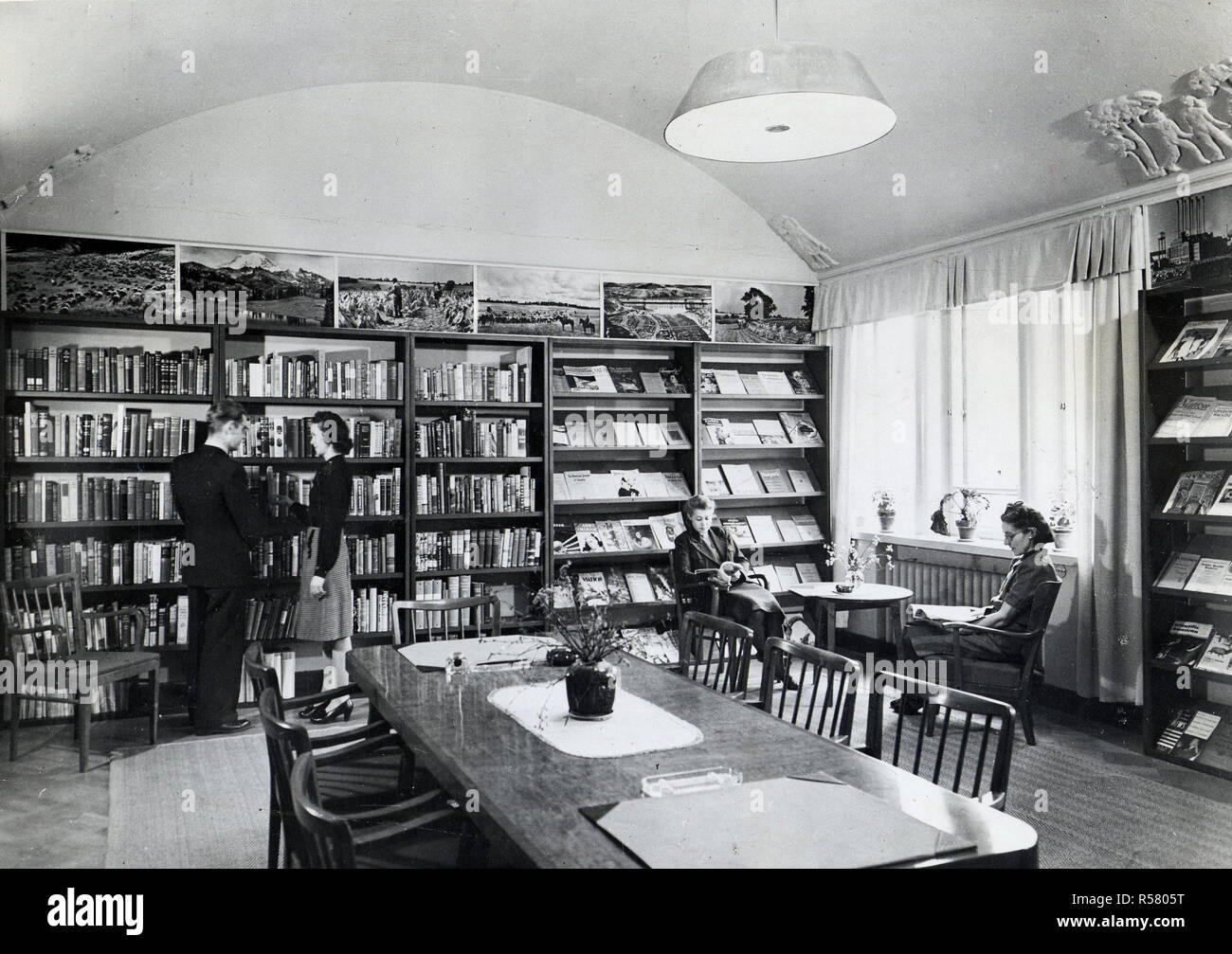 Allgemeine Buch Sammlung und Aktuelle Zeitschriften auf der US-Bibliothek in Helskinki, Finnland Ca. 1948-1954 Stockfoto
